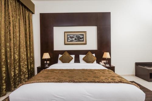  Arabian Dreams Hotel Apartments -  Room  picture :   Tea/Coffee maker    Bath    Safety deposit box                           