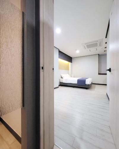 Postel nebo postele na pokoji v ubytování Hotel Gongjicheon