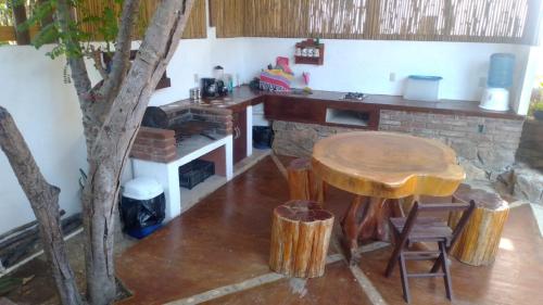 eine Küche mit einem Tisch, einem Tisch und einem Baum in der Unterkunft Andivi in Arroyo Cruz