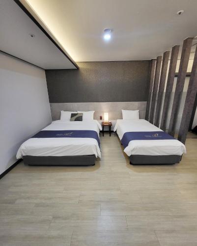 Postel nebo postele na pokoji v ubytování Hotel Gongjicheon