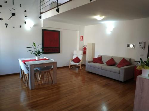 un soggiorno con divano e tavolo di Loft VERDI Holiday Viterbo a Viterbo