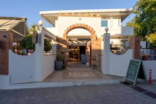 an entrance to a house with an archway at Chios Xenia Studios & Apartments in Paralia Agias Foteinis