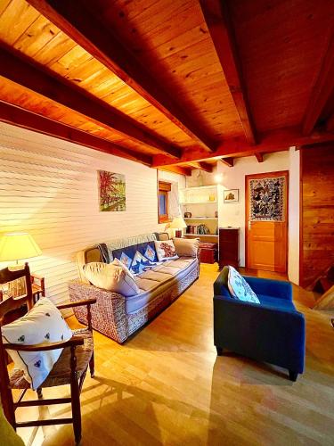 un salon avec un canapé et une table dans l'établissement Gîte du Soula, à Mérens-lès-Vals