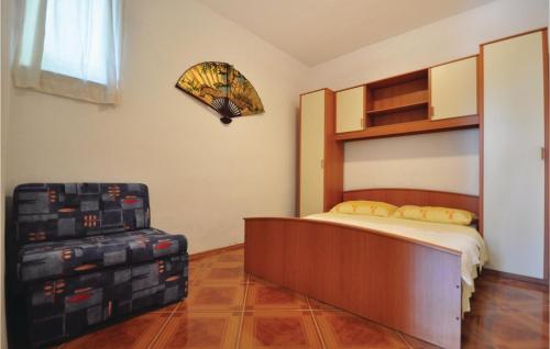 1 dormitorio con 1 cama y reloj en la pared en Awesome Apartment In Mimice With Wifi en Mimice
