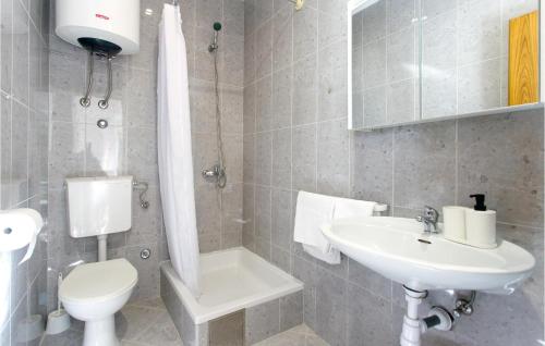 a bathroom with a white sink and a toilet at Awesome Apartment In Mimice With Wifi in Mimice