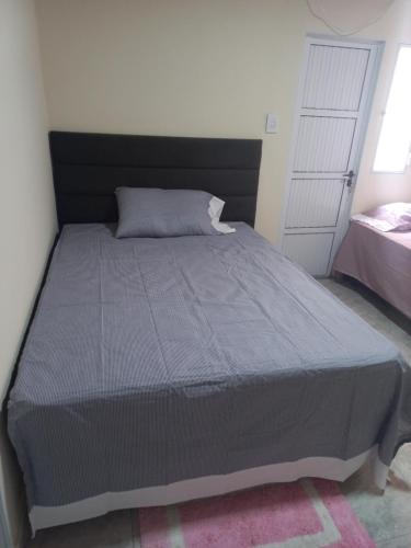 um quarto com uma cama grande e um edredão cinzento em Departamento 1 Dormitorio 1 cama 2 plazas y 1 cama 1 plaza deplazable( para 2 chicos ) em Corrientes