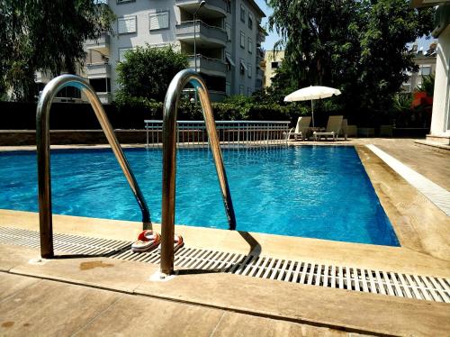 una piscina con una rampa que conduce al agua en Oba Suites Apartmani en Alanya