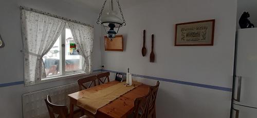 comedor con mesa y nevera en Country House Tokastaðir en Egilsstadir