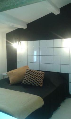 une chambre avec un lit avec un oreiller dessus dans l'établissement Ô p'tit LoFt du port de chat'Sâ, à Chaillevette