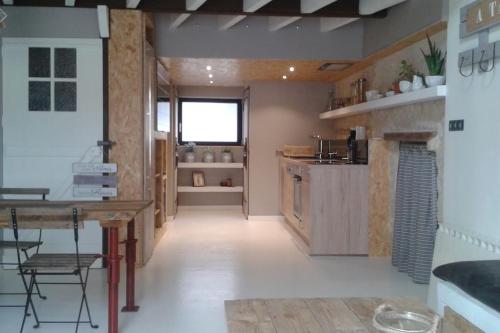 une grande cuisine avec des armoires en bois et un comptoir dans l'établissement Ô p'tit LoFt du port de chat'Sâ, à Chaillevette