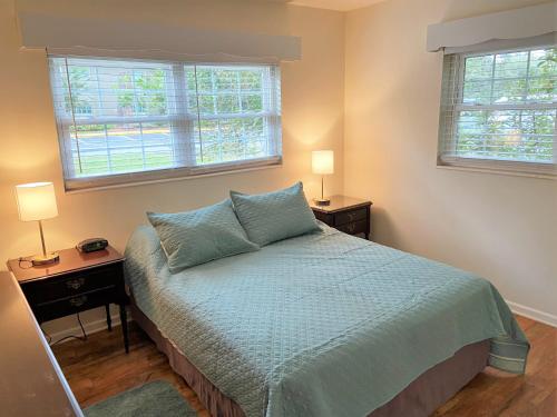 - une chambre avec un lit et 2 fenêtres dans l'établissement HERON COTTAGE home, à Île de Jekyll