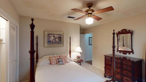 1 dormitorio con 1 cama y ventilador de techo en LILLY'S PAD home, en Jekyll Island