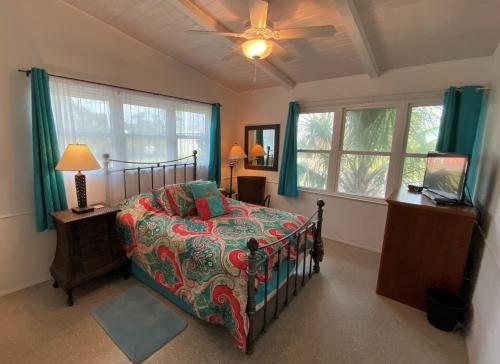 1 dormitorio con 1 cama y ventilador de techo en ISLAND BREEZE home, en Jekyll Island