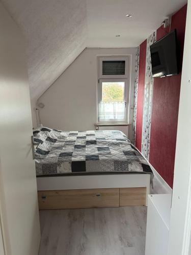 Schlafzimmer mit einem Bett und einem Fenster in der Unterkunft Appartement Plaga in Varel