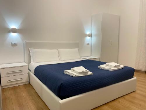 een wit bed met twee handdoeken erop bij Nuovo Confortini Rooms in Verona