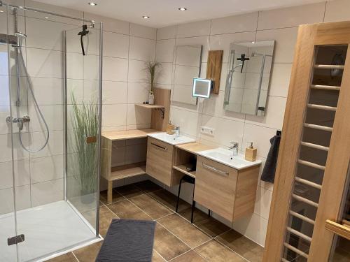 een badkamer met 2 wastafels en een douche bij Ferienwohnung Andexlinger in Abtenau