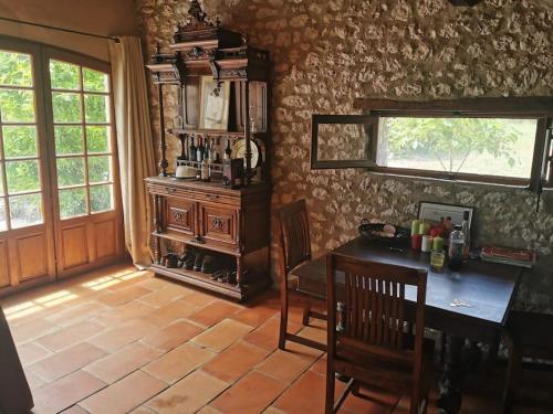 een eetkamer met een tafel en stoelen en een raam bij Las Vignes - Wo die Ruhe die Seele befriedet in Cazes-Mondenard