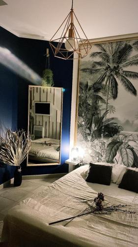 une chambre avec un grand lit et un miroir dans l'établissement Vieux Port Studio Chic, à Marseille