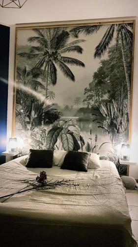 - une chambre avec une grande fresque murale ornée de palmiers dans l'établissement Vieux Port Studio Chic, à Marseille