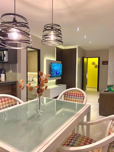 ein Wohnzimmer mit einem Glastisch und Stühlen in der Unterkunft STUDIO/9 CERRO in Cordoba