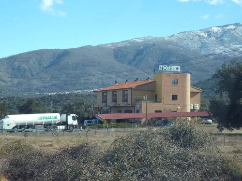 a truck is parked in front of a hotel at Hotel Restaurante Jarilla in Jarilla