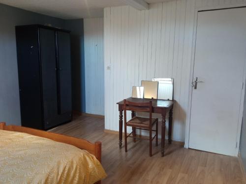 - une chambre avec un bureau, un lit et une table dans l'établissement Maison de ville Longueau, Amiens Métropole, à Longueau