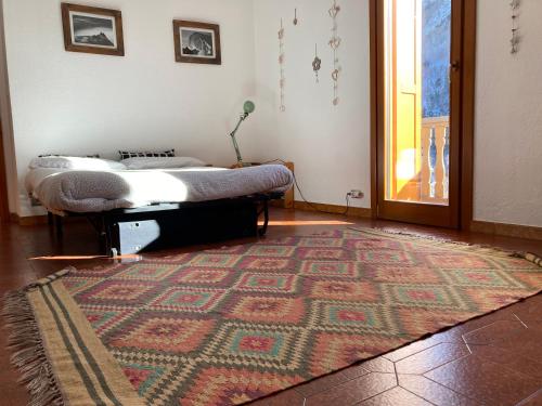 a living room with a rug on the floor at La Maisonnette in Pré-Saint-Didier