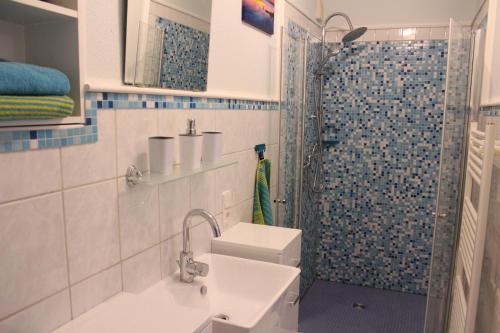 ein Bad mit einem Waschbecken und einer Dusche in der Unterkunft Ferienwohnung Kordes in Winterberg