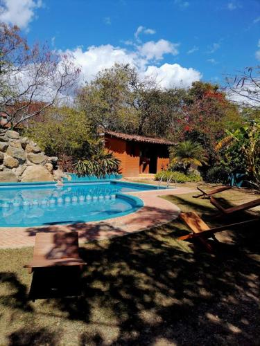 a swimming pool in the middle of a yard at Huayápam Yù'ú Lodge in San Andrés Huayapan