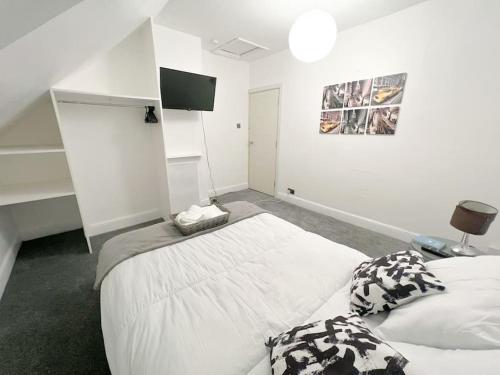 um quarto com 2 camas e uma televisão de ecrã plano em City centre terrace town house em Nottingham