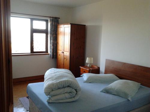 sypialnia z 2 łóżkami i oknem w obiekcie Westland Apartment No. 1 w mieście Ardea