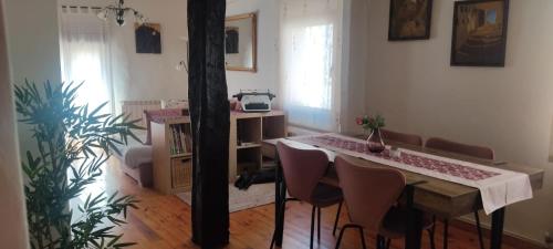 アルネディリョにあるCasa termas de Arnedilloのリビングルーム(テーブル、椅子付)