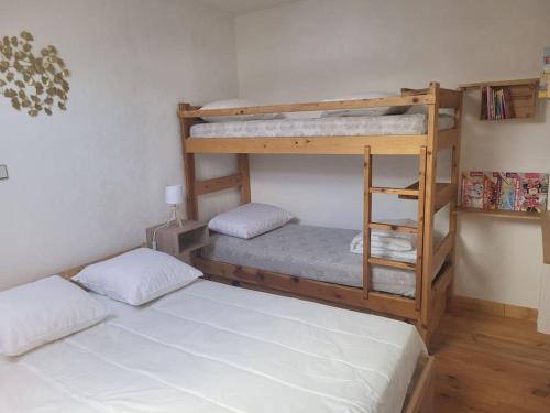 deux lits superposés dans une petite pièce avec dans l'établissement Appartement saisonnier, à Saint-Bonnet-en-Champsaur