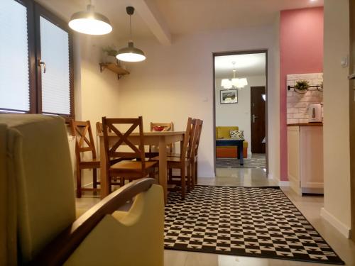 a kitchen and dining room with a table and chairs at GOLD apartamenty & spa in Szczawnica