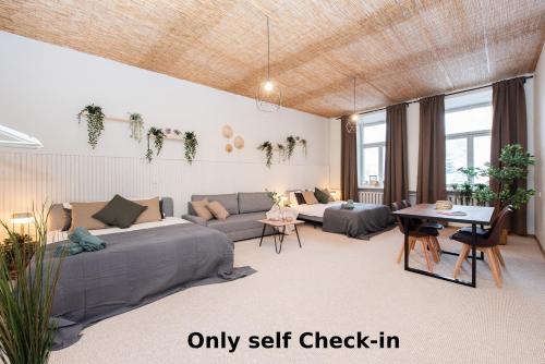 Ένα ή περισσότερα κρεβάτια σε δωμάτιο στο Bali house Vilnius