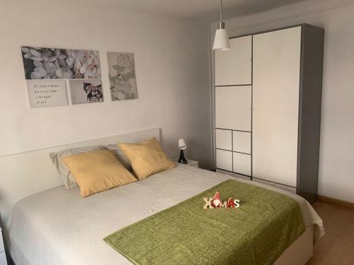 a bedroom with a bed with a green blanket at Barcelona estadio nuevo in Hospitalet de Llobregat
