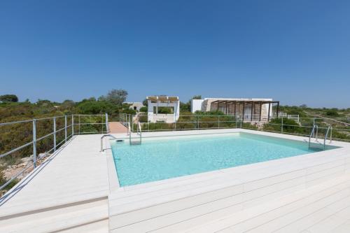 - une piscine sur la terrasse d'une maison dans l'établissement Fani Luxury Villas, à Torre Pali