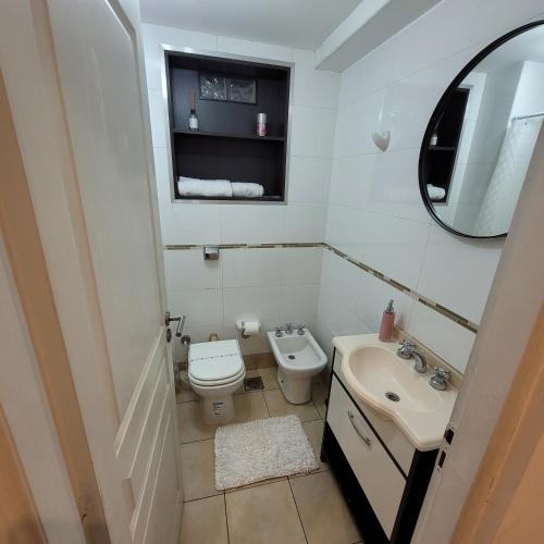 ein kleines Badezimmer mit Toilette und Waschbecken in der Unterkunft Salta Hills 2 in Salta