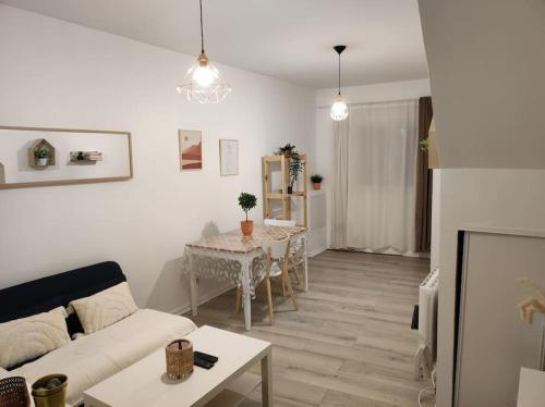 - un salon avec un canapé et une table dans l'établissement Charmant appartement avec terrasse proche Paris, à Le Perreux-Sur-Marne