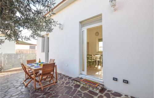 Stunning Apartment In Caminia With 2 Bedrooms And Wifi