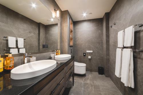Un baño de SIGNUM Hotel