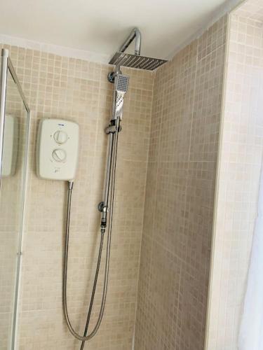 a shower in a bathroom with a shower at Aylesbury Apartment for Contractors and Holidays - FREE Parking for cars and vans in Aylesbury