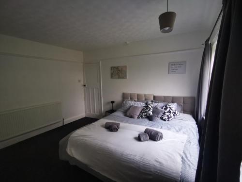 ein Schlafzimmer mit einem großen weißen Bett mit zwei Kissen in der Unterkunft Peaceful stay Near Derby City Centre Room 3 in Derby