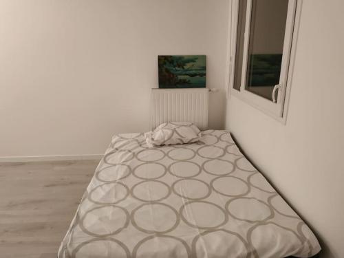 a bedroom with a bed in the corner of a room at Gorgeous New apartment, 5mn walk to metro line 5 in Romainville