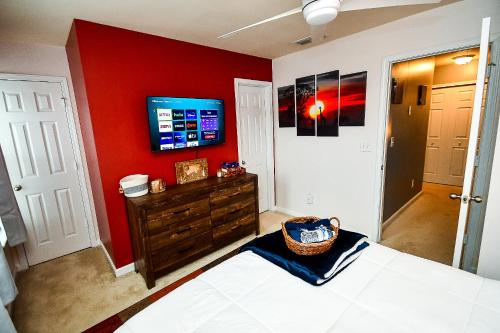 Televisyen dan/atau pusat hiburan di Amazing Large 3 Bed house with King Bed less than 10 miles to DTWN