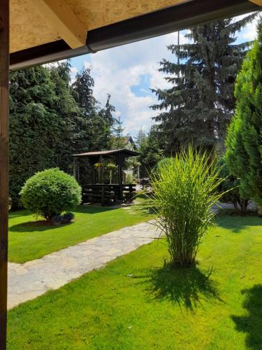 Blick auf einen Garten mit Pavillon in der Unterkunft Apartmani Jokic in Zlatibor