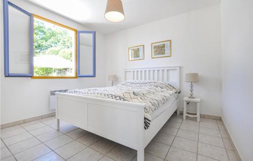 a bedroom with a white bed and a window at Cozy Home In Bargemon With Wifi in Bargemon