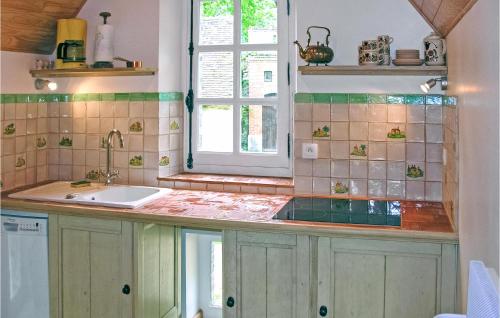 une cuisine avec un évier et une fenêtre dans l'établissement Amazing Home In Conflans Sur Anille With Sauna, à Conflans-sur-Anille