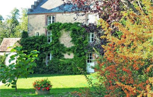 an old house with ivy on the side of it at Nice Home In Conflans Sur Anille in Conflans-sur-Anille
