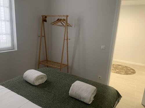 pokój z łóżkiem z dwoma ręcznikami w obiekcie Torreira Vacation Homes - Ria House w mieście Torreira